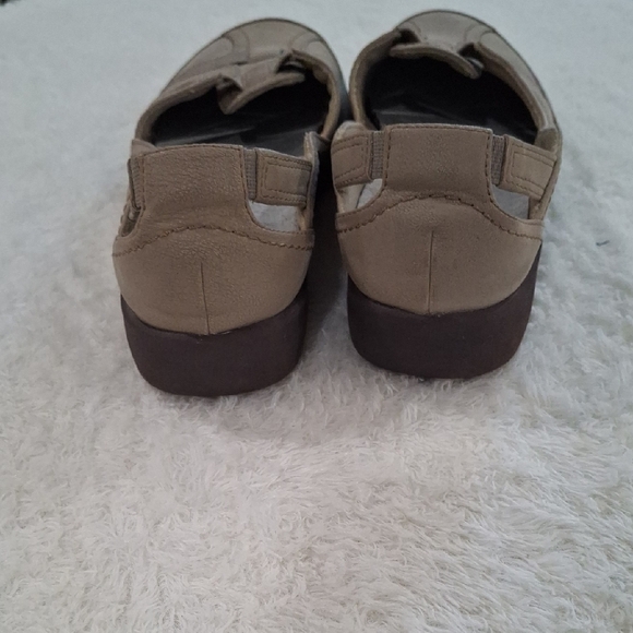 Clarks Tan Cushioned Sandals - Picture 4 of 6
